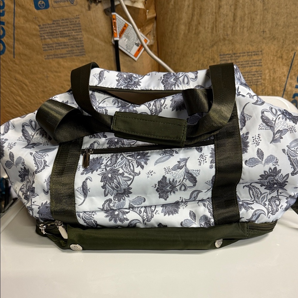 Elegant Floral Duffel Bag - blue and White with green straps